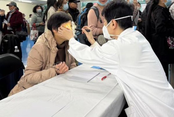 银易配资网 头痛别硬扛，这种“假感冒”可在几小时内夺走视力